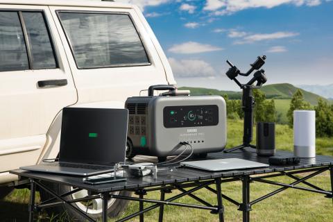 batería zendure en mesa al lado de jeep en el campo